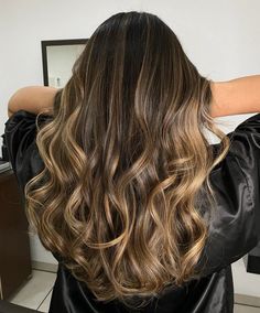 Oásis Cabelo & Arte on Instagram: "Castanho iluminado ✨ Agendamentos e informações pelo WhatsApp (19) 99737-1993 . . . #morenailuminada #castanhoiluminado #morena #newhair #hairstyle #haircut #instahair #hairdesign #haircolor #hair #beleza #sp #sbo #santabarbaradoeste #americanasp #americana #limeira #piracicaba #sumare #novaodessa #campinas #cabelo #oasiscabelos" Low Maintence Hair Color For Brunettes, Carmel Bolyoge, Long Brown Hair With Blonde Highlights, Light Brown Hair With Dark Highlights, Moneypiece Hair Brunette, Labor Hairstyles Delivery, Honey Bayalage Brunette, High And Low Lights Hair, Brown Hair With Balayage