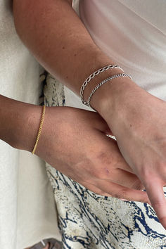 silver & gold permanent braclets for those opposites attract besties ✨🔗 Aesthetic Sisters, Bracelets Bff, Bracelets Aesthetic, Bff Jewelry, Sister Bracelet, Opposites Attract