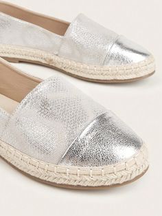 Shimmery Chic: Women's Metallic Slip-On Flats for a Stylish Summer Vac Chic Flats, Comfy Flats, Chic Heels, Shoe Obsession, Shoe Game, Canvas Shoes, Summer Vacation, Summer Style, Perfect Pair