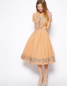 Modest doesn't mean frumpy. Dressing with Dignity! http://amzn.to/1qeVHv9 Skater Dress With Pretty Embroidery 1930s Fashion Dresses, 1930's Dresses, Midi Dress Outfit, Midi Skater Dress, Art Deco Dress, Pretty Embroidery, Bag Chanel, Peachy Keen, Embroidered Midi Dress