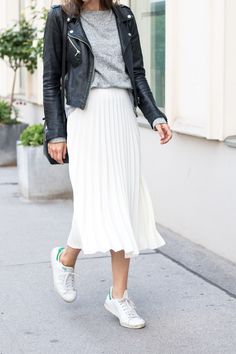 13 Ways To Wear Your White Sneakers  #RePin by AT Social Media Marketing - Pinterest Marketing Specialists ATSocialMedia.co.uk Witte Sneakers Outfit, White Skirt Outfits, Rok Outfit, Pleated Skirt Outfit, Skirt Diy, White Pleated Skirt, Rock Outfit, Trendy Skirts, Summer Work