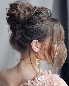 bun wedding hairstyles messy hair high tonyastylist via instagram March Hairstyles, Wedding Hair Front, Messy Wedding Hair, Hairstyles 2024, Boho Styl, Hairdo Wedding, Messy Updo