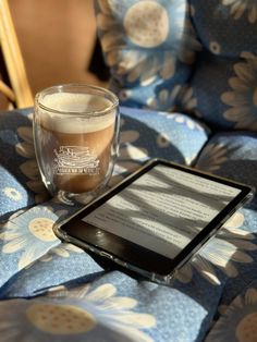 Kindle Pictures Instagram, Tea And Books Aesthetic, Book Reader Aesthetic, Reading Aesthetic, Tea And Books