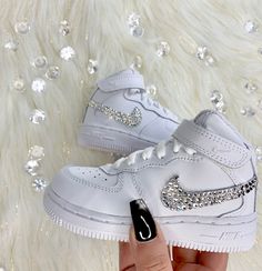 Baby Nike Sneakers, Air Force 1 Bebe, Air Force Bebe, Nike Toddler Girl Outfits, Custom Baby Shoes, Birthday Extravaganza, Bedazzled Shoes, Kawaii School, Baby Nike