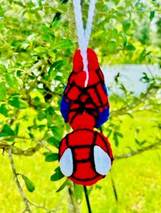 Spiderman colgante para tu auto!! Spiderman al revés listo para ese beso icónico. Este artículo esta hecho a mano con hilo 100% acrílico y es el accesorio perfecto para el coche de todos los amantes a este personaje. ¡Está diseñado en un tamaño que no causa molestias al conductor ni al pasajero! Es el regalo perfecto para todas las edades y es Ideal para los fanáticos que quieren este adorno de coche de Spiderman! Todos los detalles están cosidos a mano y hechos con amor. ¡Este accesorio único llamará la atención de todos y querrán ser atrapados en su red! 🤍ENVÍO Envío todos los artículos con la mayor brevedad para ayudar a dar un regalo significativo en el momento oportuno, cuando más significa para sus amigos y seres queridos. Simplecroch by Syliris no es responsable de los retrasos en Spiderman Crochet, Car Accessory, Crochet Handmade, Marvel Spiderman, Pet Toys, Toys Games, Spiderman, Amigurumi, Marvel