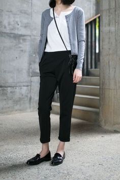 Minimalisticky Chic, Minimal Stil, How To Wear Loafers, Minimalist Moda, Cardigan Outfit, Paris Mode, Neue Outfits, Simple Fashion, Casual Work Outfits