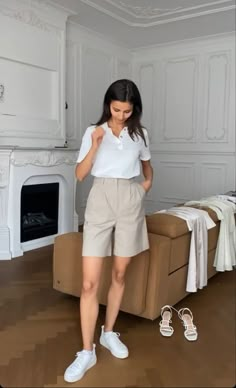 Trouser Short Outfit Ideas, Bermuda Trouser Shorts Outfit, Shorts For Work Outfit, Ootd Short Pants, Short Trousers Outfit Women, European Summer Outfits, Beige Outfit