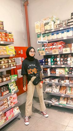 Outfit 90s Style Hijab, Outfit 90s Style, Hijabi Streetwear, 90’s Outfits, Good Photos, Modest Fits