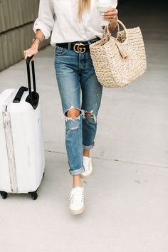 25 Airport Fashion Outfits to Travel in Style - Christobel Travel England Outfits, Travel Fashion Airport, Christine Andrew, Fashion Airport, Travel Snacks, Empty Nesters, Basic Shoes, Travel Trends, Hello Fashion