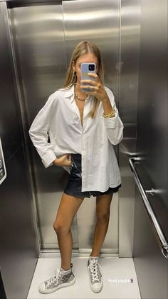 Sneakers Summer Outfit, Spring Outfits For Work, Print Skirt Outfit, Prints Clothes, Outfit Inspo Street Style, Clothes Street Style, Leather Shorts Outfit, Short Cuir, Spring Outfits Dresses