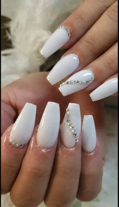 Matt White Nails With Design, Simple White Nails With Rhinestones, White With Rhinestones Nails, White Nails With Designs Glitter, All White Nails With Design, White Nails With Jewels, White Acrylic Nails With Rhinestones, Pretty White Nails, White Nails With Gems