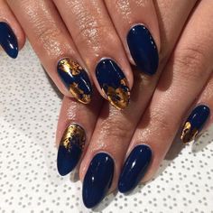 Navy and gold nail art. Blue Gold Nails, Foil Nail Designs, Gold Acrylic Nails, Navy Nails, Witchy Nails, Gold Nail Designs, Gold Nail Art, Gold Nail, Chic Holiday