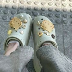 cute baby blue crocs Cool Jibbitz, Crocs Decor Ideas, Crocs Decorations, Aesthetic Crocs, Crocs Aesthetic, 귀여운 음식 그림, Crocs Fashion, Crocs Jibbitz