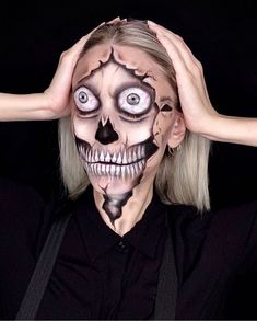 Creative Makeup Halloween, Scary Horror Makeup Ideas, Optical Illusion Makeup Halloween, Cri Cri, Cool Halloween Makeup Creative, Scary Skeleton Makeup, Creepy Halloween Makeup Ideas Scary, Scary Halloween Makeup Looks, Makeup Halloween Ideas Creative