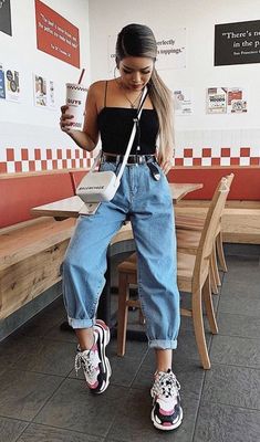 Se você adora encontrar propostas de looks com peças básicas que em conjunto deixam o visual interessante, fica de olho nessa dupla que pode ser muito coringa: regata + mom jeans. Prática, mas com uma pitada fashion essa combinação versátil te ajuda a ficar estilosa em diversas situações. Dá para apostar no dia a dia, na night e até na produção mais moderninha do trabalho. #bodypreto #slouchyjeans #momjeans Bodysuit Outfit Jeans, Mom Jeans Outfit Summer, Boyfriend Jeans Outfit, Outfits Con Jeans, Jeans Outfit Summer, Body Suit Outfits, Neue Outfits, Causual Outfits