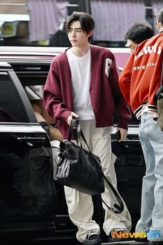 240526 Airport Park Sunghoon Outfit, Enhypen Airport Outfits, Sunghoon Airport Fashion, Airport Fashion Men, Enhypen Airport Fashion, Sunghoon Outfit, Sunghoon Airport, Airport Outfit Men, Enhypen Airport