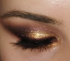 Sparkly Gold Eye Makeup, Smokey Eye With Gold Glitter, Golden Look Make Up, Smokey Eye Gold Makeup, Black Gold Smokey Eye, Dark Gold Makeup, Gold Birthday Makeup, Brown Eye Shadow Makeup Looks, Gold Cat Eye Makeup