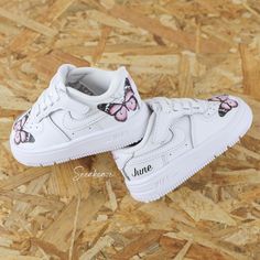 Personalized children's sneakers Air Force 1 customs first name and pink butterflies unisex toddler Professional paint and waterproof vinyl. Authentic & new item, sold in its original packaging. Sizes below 32 have a scratch Customs are made to order; it will not be possible to make a return/refund. Do not hesitate to contact me if you have any questions 😊 Each model is made by us in our workshop in Aubagne in the south of France. https://www.etsy.com/fr/shop/sneakeaze?ref=profile_header Customizable White Sneakers For Gift, Pink Low-top Sneakers For Birthday, Customizable Low-top Sneakers As A Gift, Customizable Low-top Sneakers For Gift, Customizable Low-top Sneakers As Gift, Casual Pink Sneakers For Birthday, Customizable Pink Sneakers As A Gift, Customizable Casual Sneakers As Gift, Customizable Casual Sneakers For Gift