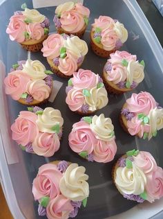 Elegant Cupcake Designs Pink, Girly Cupcake Ideas, Flower Theme Cupcakes, Red Cupcakes Decoration, Flower Themed Cupcakes, Flower Icing Cupcakes, Birthday Cupcakes For Women Pretty