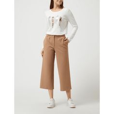 Die Culotte von BETTY & CO. ist aus einer Viskosemischung mit Stretch-Anteil gefertigt. Sie kommt mit weitem, verkürztem Bein, seitlichen Eingrifftaschen und Bundfalten. Warum wir Culottes lieben? Sie betonen schmale Fesseln und kaschieren kräftige Oberschenkel. Shirts & Tops, Camel, Models, Long Sleeve, Pants, White, Trousers