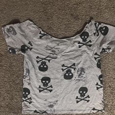 Off the shoulder sparkly gray and black skull shirt 
Size: fits size s
 One of the cutest shirts ever sadly I never really wore it, just not my style anymore :(

I’m 5’ 1 and it fit perfectly so if you’re a bit taller it might be cropped on you! 





#skullshirt #offtheshoulder #darkclothing #skulls #babytee Dark Outfits, Skull Shirt, Black Skull, Skull Shirts, Black Skulls, Cute Shirts, Infant Tees, Women's Shirt, Off The Shoulder