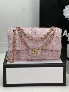 Rep 1:1 Size: 25 cm / 10 inchesThe items will come with branded boxes and dust bags. Pink Chanel Bag, Kily Jenner, Chanel Outfit, Chanel Flap Bag, Classic Flap Bag