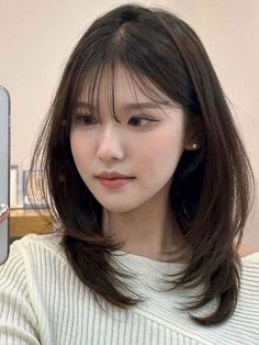 Panduan Lengkap Membuat Gaya Rambut Wanita Sebahu yang Trendi Shoulder Length Hair With Bangs, Pretty Hair Cuts, Shoulder Length Hairstyles, Hair Inspiration Long, Layered Haircuts For Medium Hair, Hairstyles And Haircuts, Bangs With Medium Hair, Hair Inspiration Short