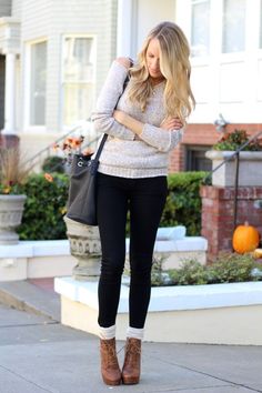 White Knee High Socks, Ankle Boots With Jeans, How To Wear Ankle Boots, Boots Outfit Ankle, Oversized Grey Sweater, Booties Outfit, Sock Outfits, Fall Jeans