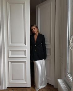 Old Money Outfits, How To Look Expensive, Gray Cashmere Sweater, Money Fashion, Outfit Wedding Guest, Effortless Outfit, Pencil Skirt White, Elegant Styles, Old Money Style