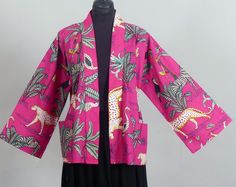 Veste  d'été  courte de forme Kimono  Mode toute taille Veste en  coton léger    Confortable, légère et unique   elle  peut se porter dehors tout l été et aussi hors saison comme veste d intérieur 2 poches plaquées Forme Kimono pour toutes les tailles  Elle se porte ouverte sur un teeshirt blanc ou de couleur unie assortie  Longueur: 65  cm toutes tailles disponibles  N hésitez pas à nous donner vos mesures pour un ajustement à votre taille  Plusieurs couleurs proposées LIVRAISON  gratuite sur n Casual Fitted Cotton Kimono, Fitted Casual Cotton Kimono, Multicolor Cotton Outerwear For Summer, Cotton Long Sleeve Summer Kimono, Long Sleeve Pink Cotton Kimono, Pink Long Sleeve Cotton Kimono, Fitted Multicolor Cotton Kimono, Summer Cotton Kimono In Pink, Pink Cotton Kimono For Summer