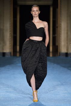 Christian Siriano Spring 2022 Ready-to-Wear collection, runway looks, beauty, models, and reviews. Formal Crop Top, Comfortable Summer Outfits, Plain Skirt, Brocade Skirt, One Shoulder Crop Top, Shoulder Crop Top, Skirt Design