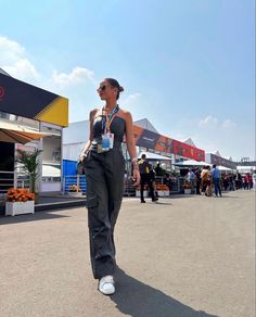 Paddock Fashion F1, Formula 1 Wags Outfits, Paddock Outfit Ideas, F1 Wag Outfit Ideas, Melbourne Aesthetic Fashion, F1 Grand Prix Outfits Women, F1 Paddock Outfit