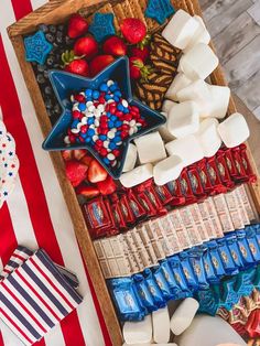 Patriotic S'mores Board Memorial Day Ideas Party, Memorial Day Cookout Decorations, 4th Of July Smores Bar, Ideas For 4th Of July Party, Fourth Of July Ideas Decorations, Kids Fourth Of July Party, Fourth Of July Board, Hosting Fourth Of July Party, 4 Of July Ideas