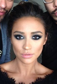 Smokey Trucco Smokey Eye, Eyeliner Smokey, Stunning Makeup Looks, Brown Eyes Pop, Dark Smokey Eye, Different Makeup Looks, Eyeshadow Eyeliner, Stunning Makeup, Shay Mitchell