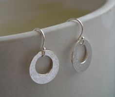 "Hammered circle sterling silver earrings. These simple sterling silver earrings are perfect for any occasion. They have been hand hammered for a modern look and polished to a bright and shiny finish. Diameter: 1.4 cm ( 0.5\") Total length: 2.3 cm ( 0.9\") They will come in a beautiful gift box." Silversmithing Jewelry, Copper Jewellery, Infinity Pendant, Fan Earrings, Unusual Jewelry, Hammered Sterling Silver, Silver Dangle Earrings, Sterling Silver Dangle Earrings, Small Earrings