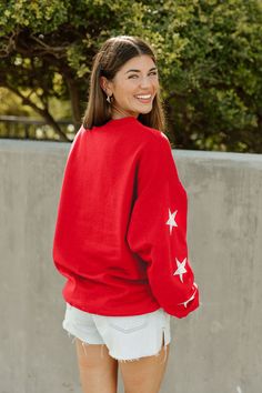 Elevate your wardrobe with our premium fleece drop shoulder crewneck pullover with glitter embellished stars on the sleeves. Made with a soft and durable blend of 60% cotton and 40% polyester, this pullover is perfect for everyday wear. Available in classic white and sizes S-XXL, this pullover is a fashion staple that belongs in every wardrobe. Madi Prewett, Nfl Apparel, Gameday Couture, Everyday Clothing, Texas Tech Red Raiders, Red Raiders, Auburn Tigers, Team Apparel, Georgia Bulldogs