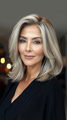 22 Hairstyles Embracing Round-Faced Older Women's Grace Gray Lob Haircut, Going Grey, Older Women Hairstyles, Gray Hair, Grey Hair