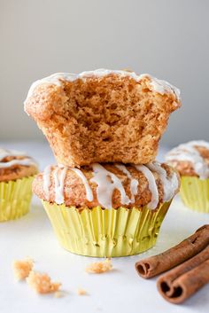 Peanut Butter Cinnamon Roll Muffins Cinnamon Swirl Cupcakes, Cinnamon Roll Frosting, Baking Vegan, Butter Muffins, Cinnamon Roll Muffins, Peanut Butter Muffins, Butter Cinnamon