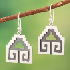 The ancient Moche civilization used to embellish their big complexes with geometric motifs representing their deities and beliefs. Today, the splendor of their culture can be seen in archeological remains that inspire Peruvian artisan Zaida Lanning to create these dangle earrings. Working with sterling silver, Zaida designs each accessory with traditional Moche details, all in a combination finish. Peruvian Silver Jewelry Artisan Handmade Jewelry Of The Inca From Peru, Slovak Jewelry, Peruvian Earrings, Inca Jewelry, Moche Civilization, Vintage Jewelry Crafts, Gift Suggestions, Light Earrings, Geometric Motifs