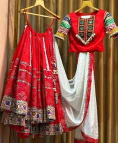 Navratri Blaus Design, Sadu Bharat Kurti, Kach Bavaliya Work Blouse, Navaratri Blouse Design, Gamthi Blouse Designs, Navratri Blouse Designs, Gujarati Garba, Dandiya Dress, Navratri 2023