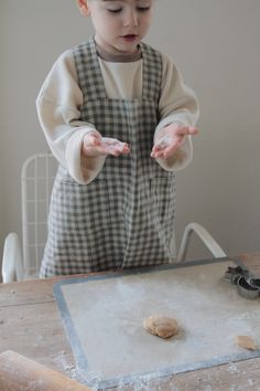 100% linen cross back apron for toddlers & kids with 2 pockets. Available in 10 colours and patterns. A practical and playful piece of linen that is perfect to encourage your little one to help you out in the kitchen. This Japanese style inspired linen apron will set your child's movements free and keep their clothes protected and clean. Perfect as a gift for Christmas or a birthday, you can twin it with our Dirvolira apron for adults, too:  https://www.etsy.com/listing/1575123996/linen-pinafore Linen Christmas Stocking, Linen Pinafore Apron, Apron For Kids, Apron Kids, Toddler Apron, Linen Pinafore, Cross Back Apron, Pinafore Apron, Kids Apron