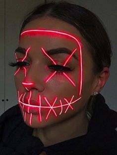 No costume? No problem! Embrace the magic of simplicity with these easy Halloween makeup looks that will leave everyone in awe. Nem Halloween Makeup, Dark Halloween Makeup, Crazy Halloween Makeup, Eye Makeup Tutorial For Beginners, Beautiful Halloween Makeup, Creative Halloween Makeup, Halloween Make-up Looks