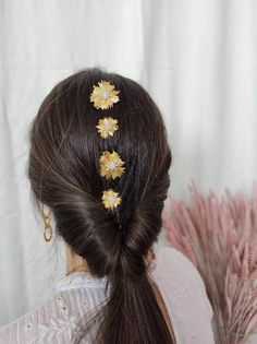 Horquilla de latón con estrella central de circonitas. precio unitario. Medidas: grande 2cm aprox pequeña 1cm aprox Boho Ideas, Hair Healthy, Good Hair, Hair Colors, Healthy Hair, Hair And Makeup, Wedding Inspo, Balayage, Cool Hairstyles