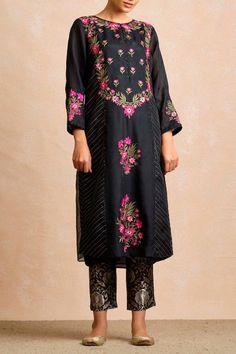 India Style Dress, Pretty Suits, Nice Suits, Moslem Fashion, India Clothes, Punjabi Fashion, Kurta Patterns, Embroidery Leaf