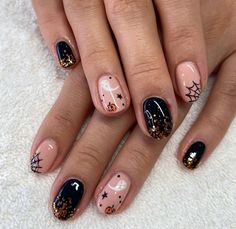 Halloween Nails 2022 Short, Halloween Nails Neutral, October Nail Designs Cute Halloween, Halloween Natural Nails, Pretty Halloween Nails Short, Short Acrylic Nails Halloween, Short Halloween Nails 2022, Halloween Gel Manicure, Spooky Halloween Nails Short