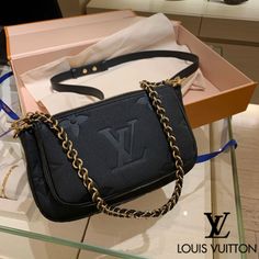 Item code: M80447, M80399 2WAY 3WAY from Louis Vuitton, Plain, Logo, Monogram, Party Style, Office Style, Elegant Style, Casual Style, Formal Style , 2WAY, 3WAY, 2021 SS Tas Celine, Pretty Bags