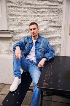 Discover our fresh lineup of men's denim fits – now available online! From comfort-infused cuts to trend-setting styles, we've got something to fit everyone's fashion tastes. Because great style is always in. Denim Fits, Jeans Summer, Rock Vintage, Regular Fit Jeans, Summer Denim, Vintage Vibe