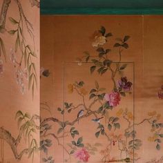 Chinoiserie And Chintz on Instagram: "Chinoiserie in a powder room- absolutely divine! I adore this dusty pink-orange shade, making it golden hour always. The jib door, and intricate sconces add to its beauty! Credit: @martaferrimartaferri Wallpaper: @degournay #powderroom #powderroomdesign #cloakroom #downstairsloo #bathroominspiration #chinoiserie #chinoiseriewallpaper" Peach Chinoiserie Wallpaper, Wallpaper Degournay, Coral Chinoiserie, Chinoiserie Wallpaper Bathroom, Pink Chinoiserie Wallpaper, Jib Door, Diy Chinoiserie, Chinoiserie Room, Pink Chinoiserie