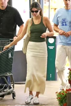 Kendall Jenner Summer, Kendall Jenner Looks, Samba Og Shoes, Kendall Style, Kendall Jenner Outfits, Kendall Jenner Style, Whole Foods, Looks Vintage