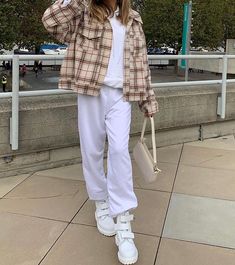 White Sweatpants Outfit Winter, Flanel Outfit, White Sweatpants Outfit, Hoody Outfits, Sofia Coelho, White Sweatpants, Flannel Outfits, Comfy Wear